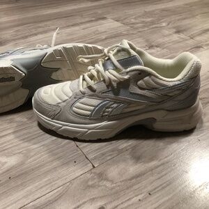 NWOT Reebok SHOES